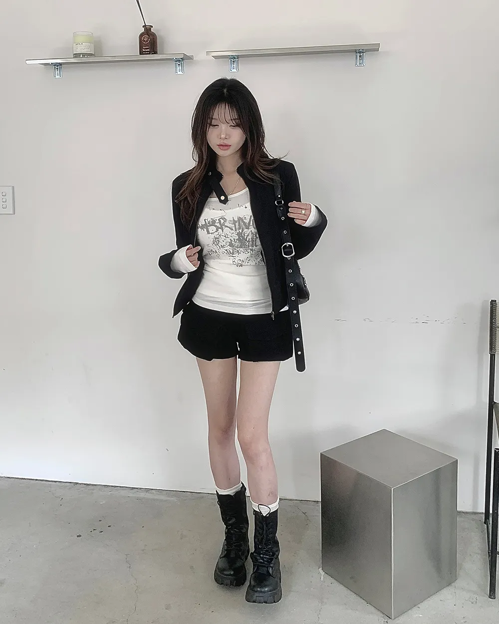 긴팔 티셔츠 모델 착용 이미지-S2L10