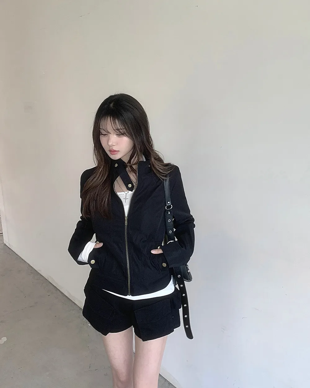 긴팔 티셔츠 모델 착용 이미지-S2L13