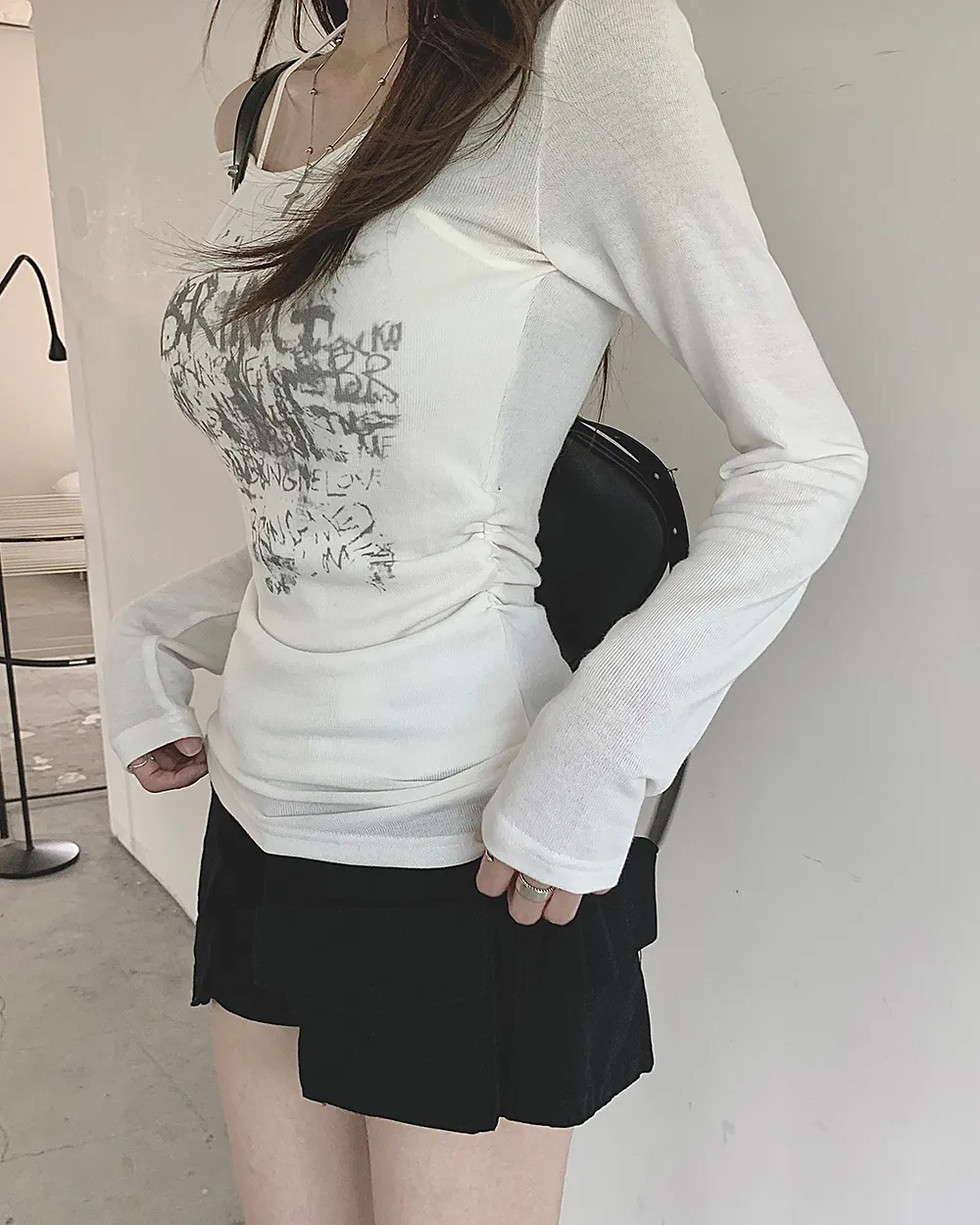 긴팔 티셔츠 모델 착용 이미지-S5L6