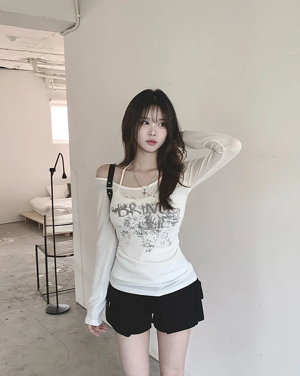 긴팔 티셔츠 모델 착용 이미지-S5L1