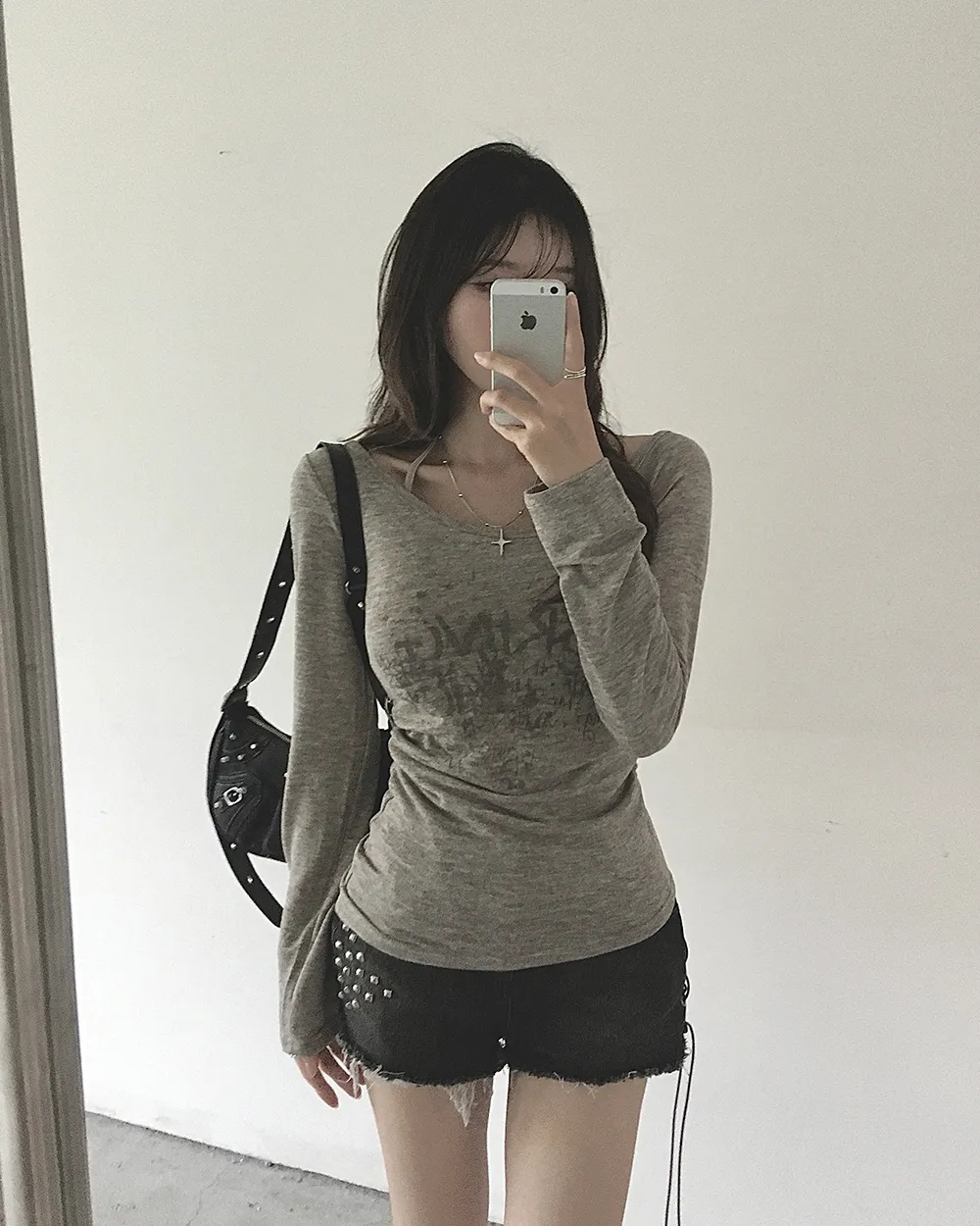 긴팔 티셔츠 모델 착용 이미지-S5L24