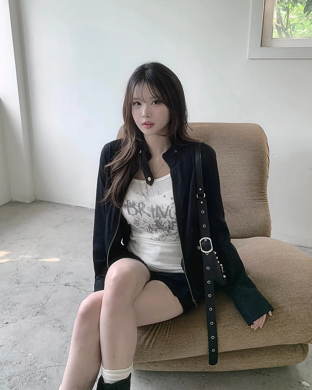 긴팔 티셔츠 모델 착용 이미지-S2L3