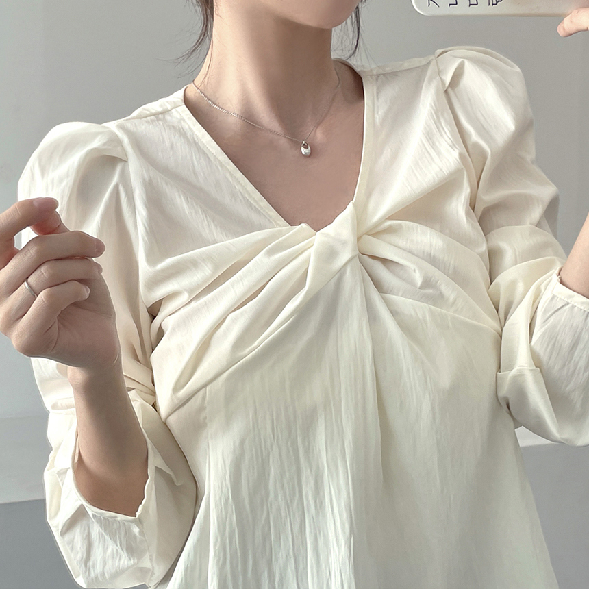 ゆ*☆様 イデアルーチェ　ブラック Vネック パフスリーブ トップス ゆ*☆様 イデアルーチェ ブラック Vネック パフスリーブ トップス