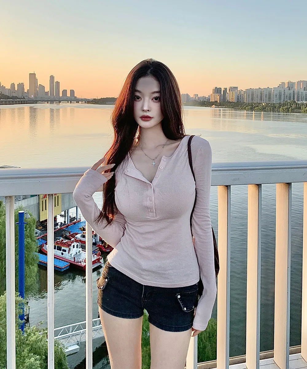 긴팔 티셔츠 모델 착용 이미지-S2L48