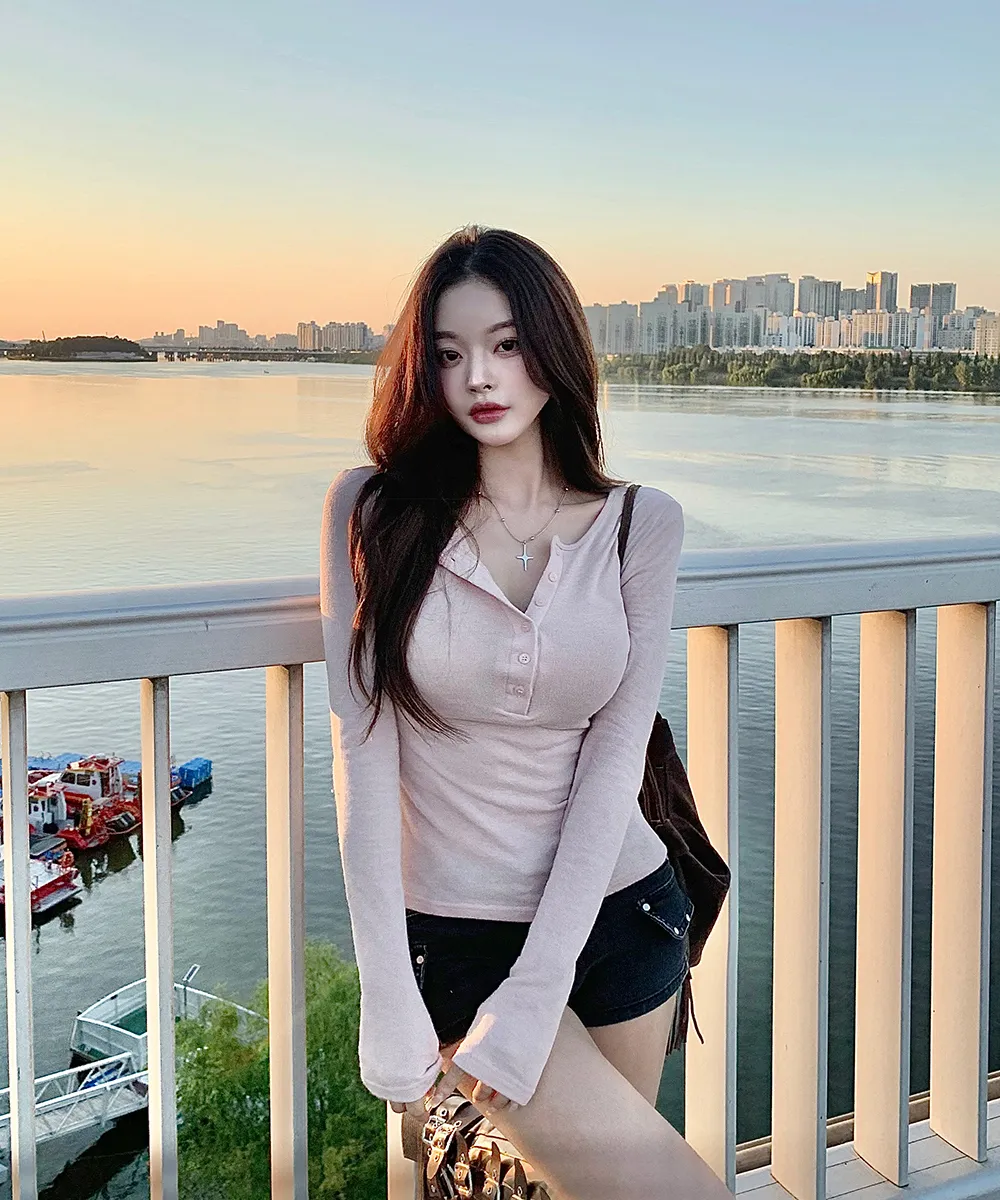 긴팔 티셔츠 모델 착용 이미지-S2L47