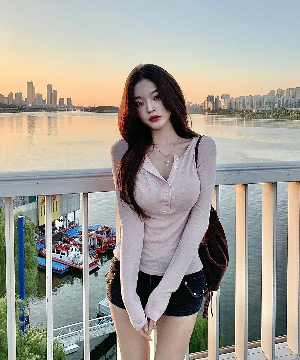 긴팔 티셔츠 모델 착용 이미지-S2L49