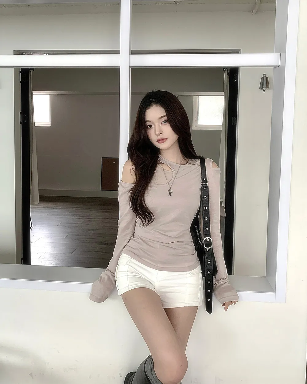 반바지 모델 착용 이미지-S2L12