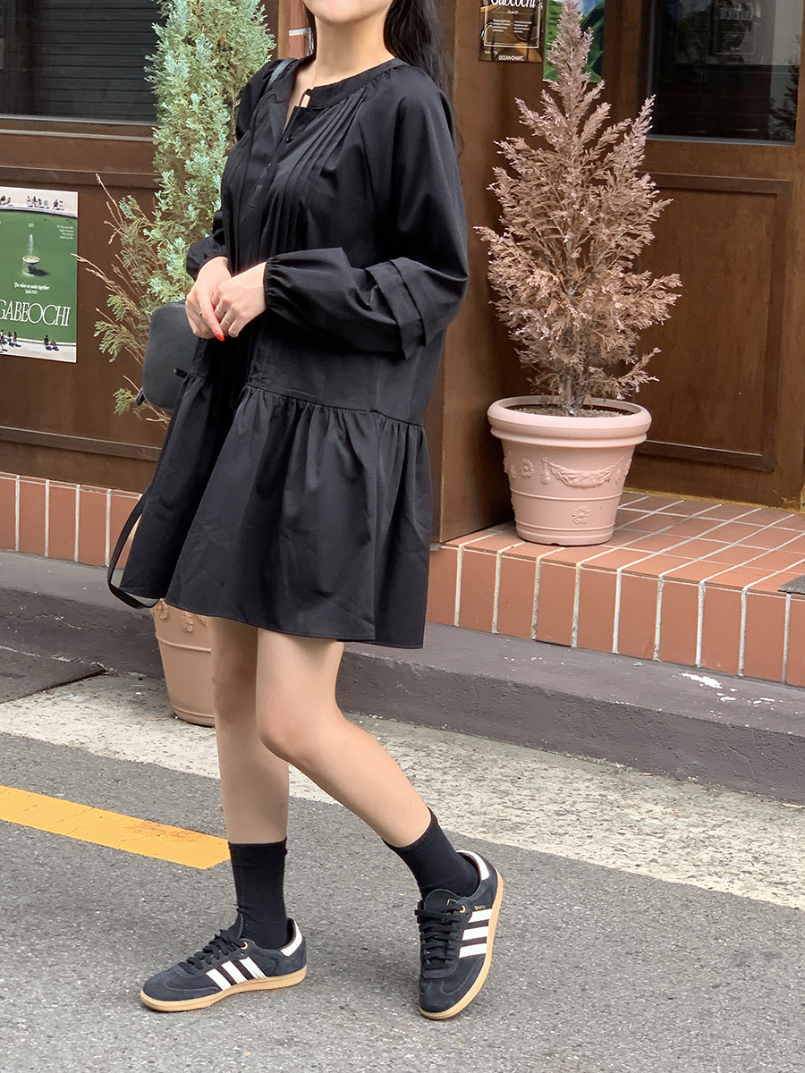 ミニピンタックルーズボタンストラップVネックワンピース | レディース
