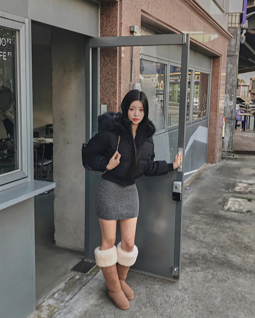 패딩 모델 착용 이미지-S1L94