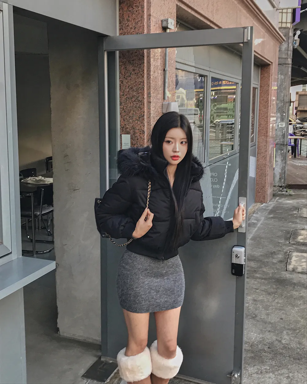 패딩 모델 착용 이미지-S1L89