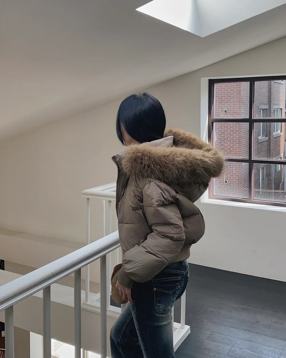 패딩 모델 착용 이미지-S1L61