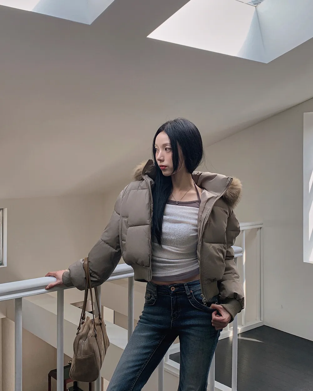 패딩 모델 착용 이미지-S1L47