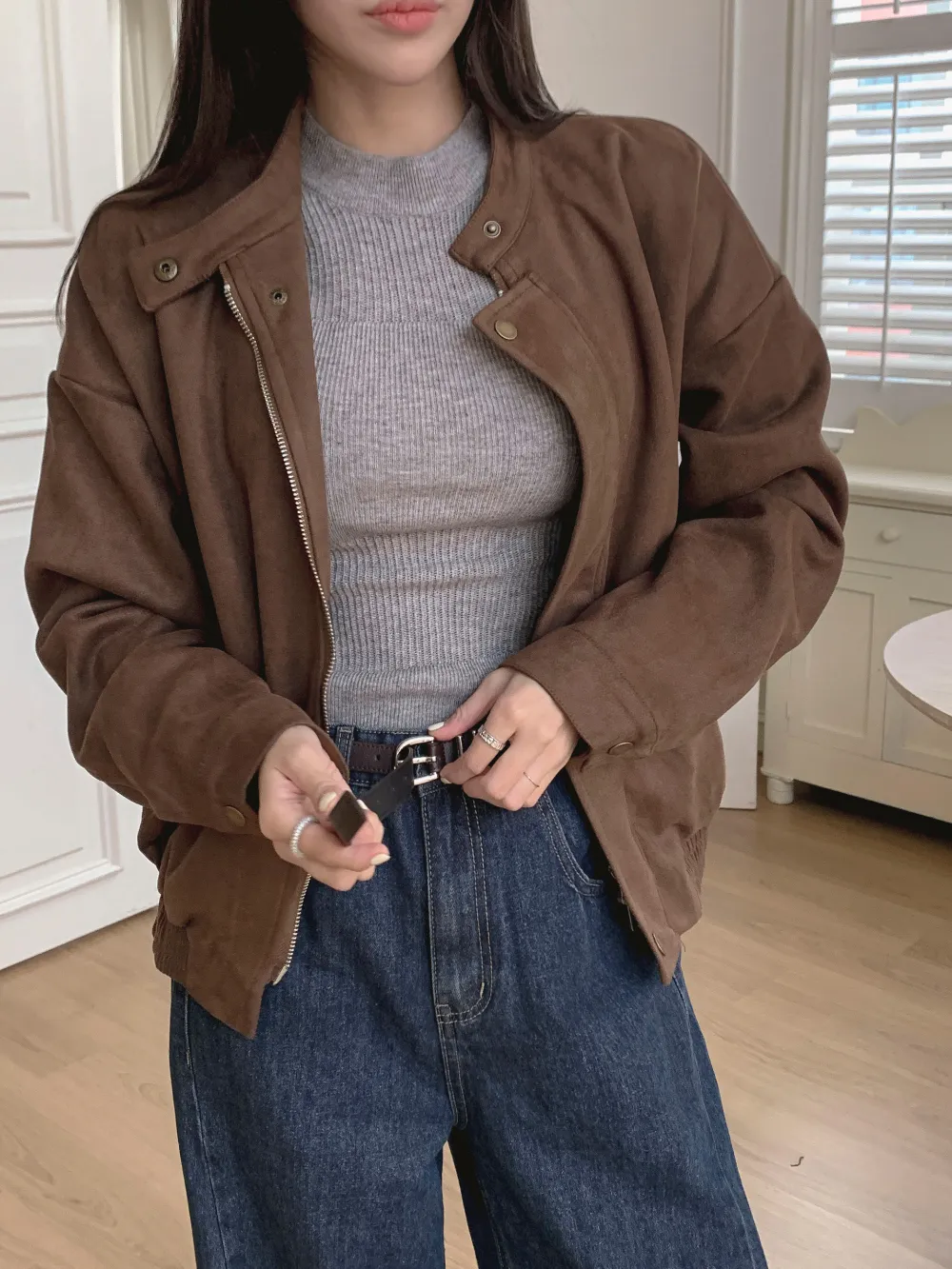 긴팔 티셔츠 모델 착용 이미지-S2L11