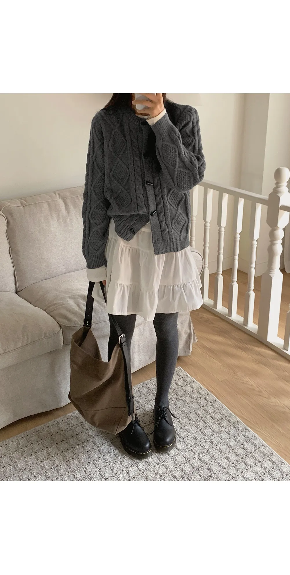 에잇팅 케이블 라운드넥 토글 니트가디건