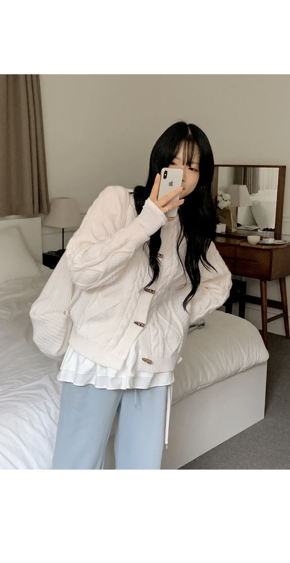 에잇팅 케이블 라운드넥 토글 니트가디건