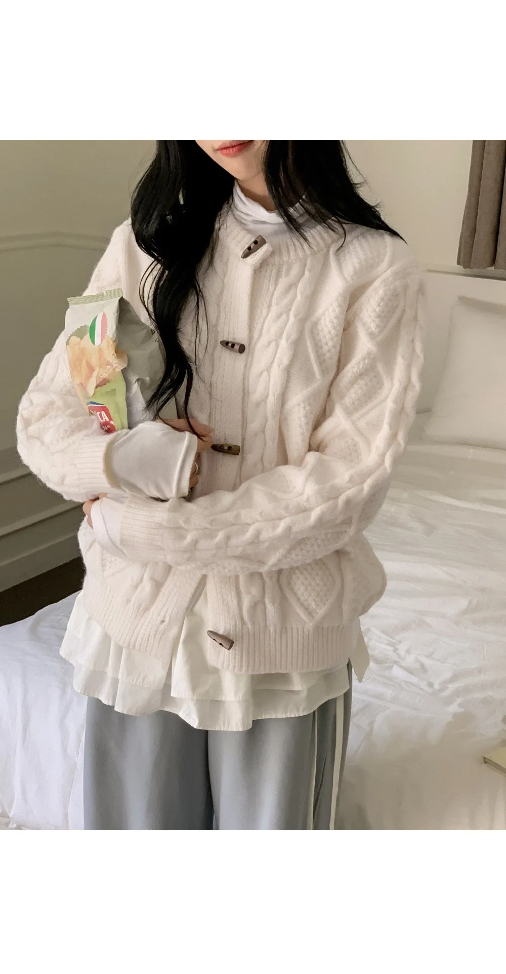 에잇팅 케이블 라운드넥 토글 니트가디건