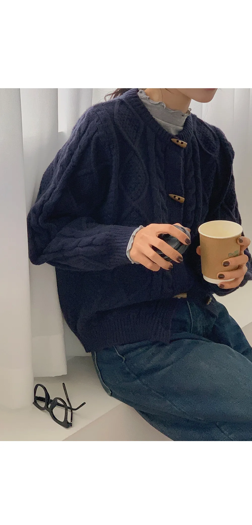 에잇팅 케이블 라운드넥 토글 니트가디건