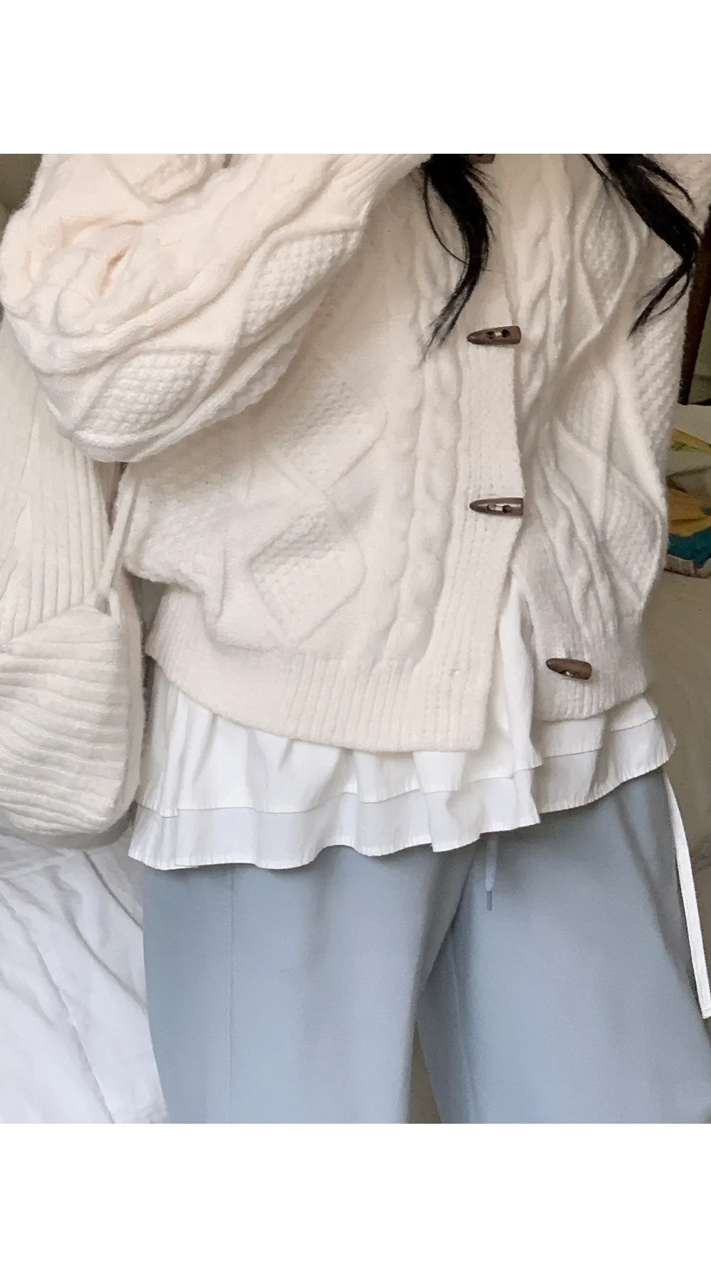 에잇팅 케이블 라운드넥 토글 니트가디건