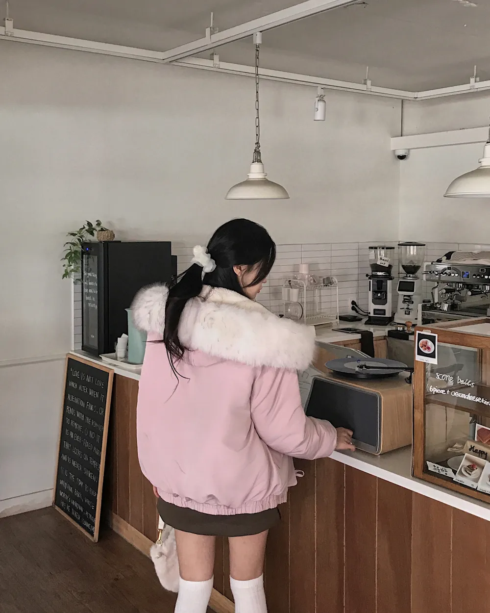 패딩 모델 착용 이미지-S1L112