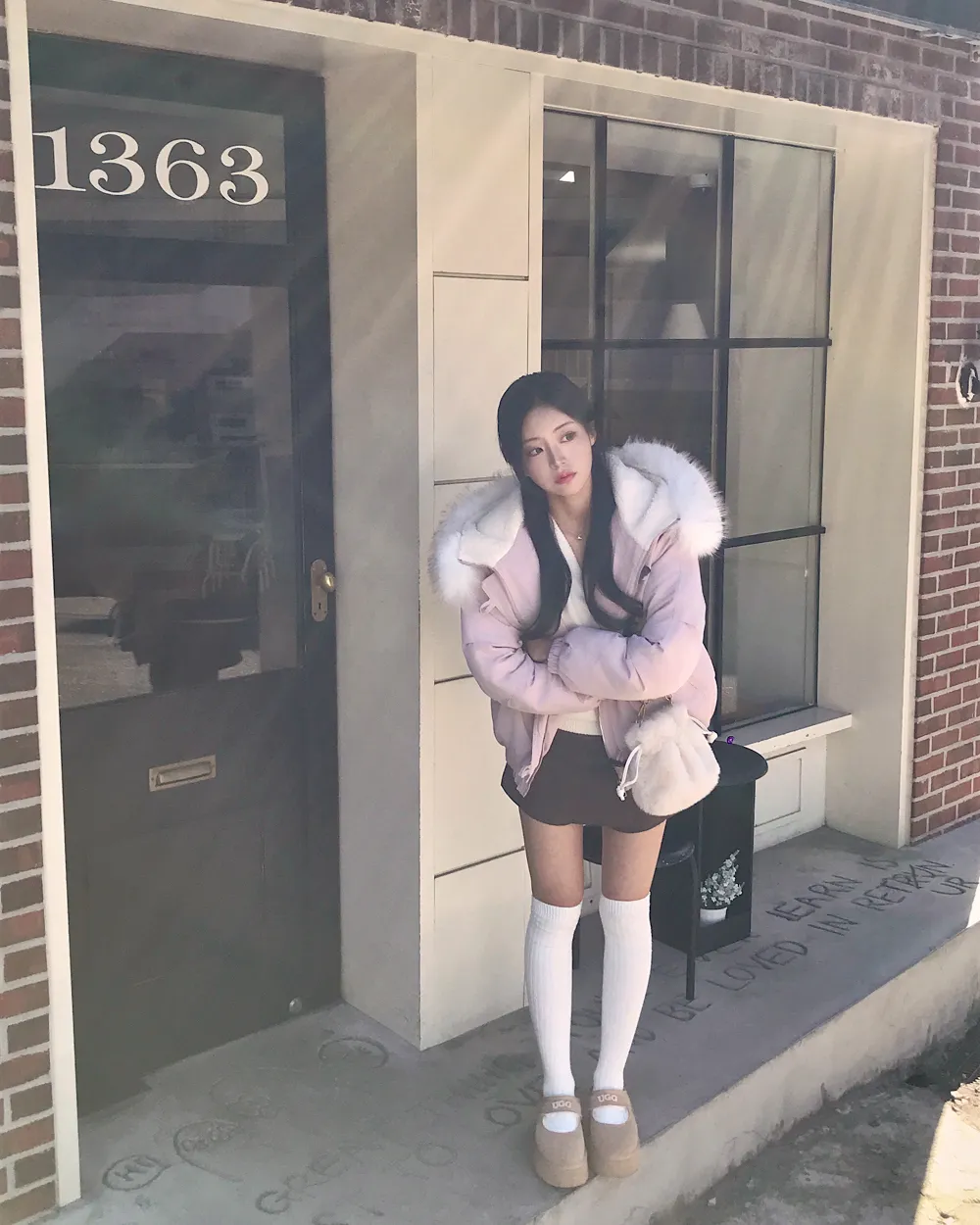 패딩 모델 착용 이미지-S1L97