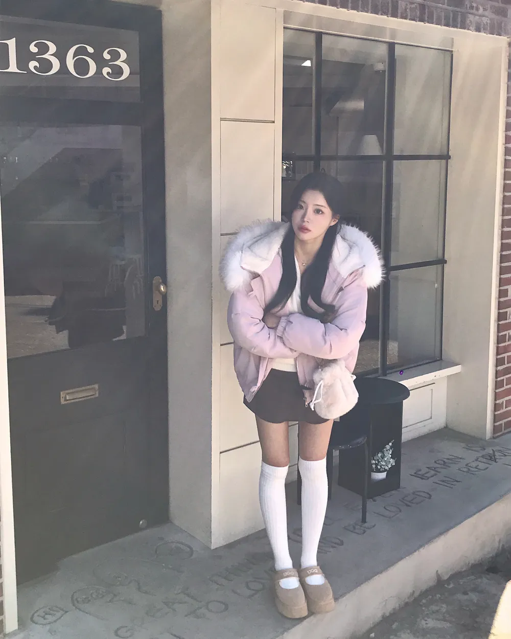 패딩 모델 착용 이미지-S1L114