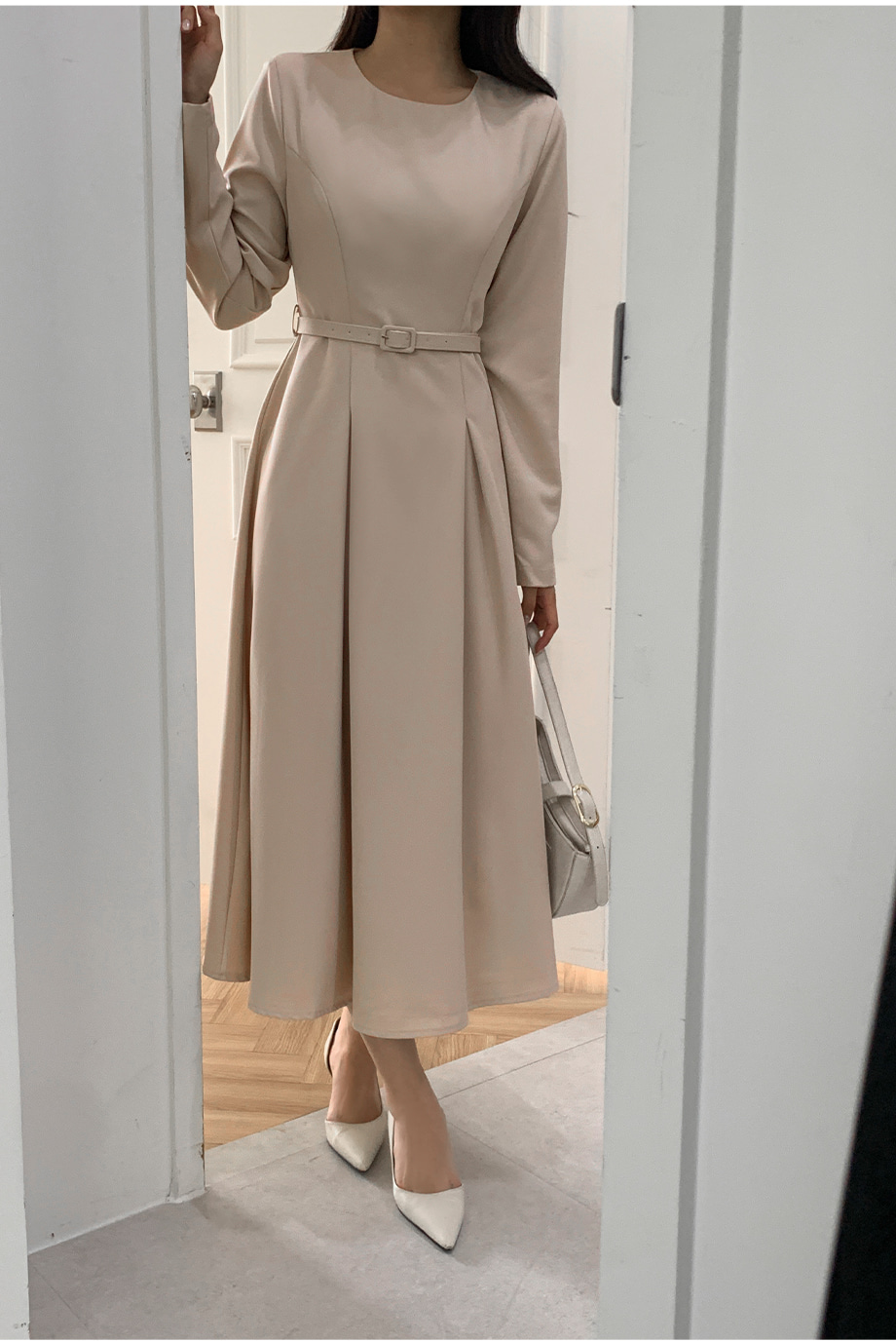 ベルト付ロングラウンドネックジップアップフレアタックワンピース