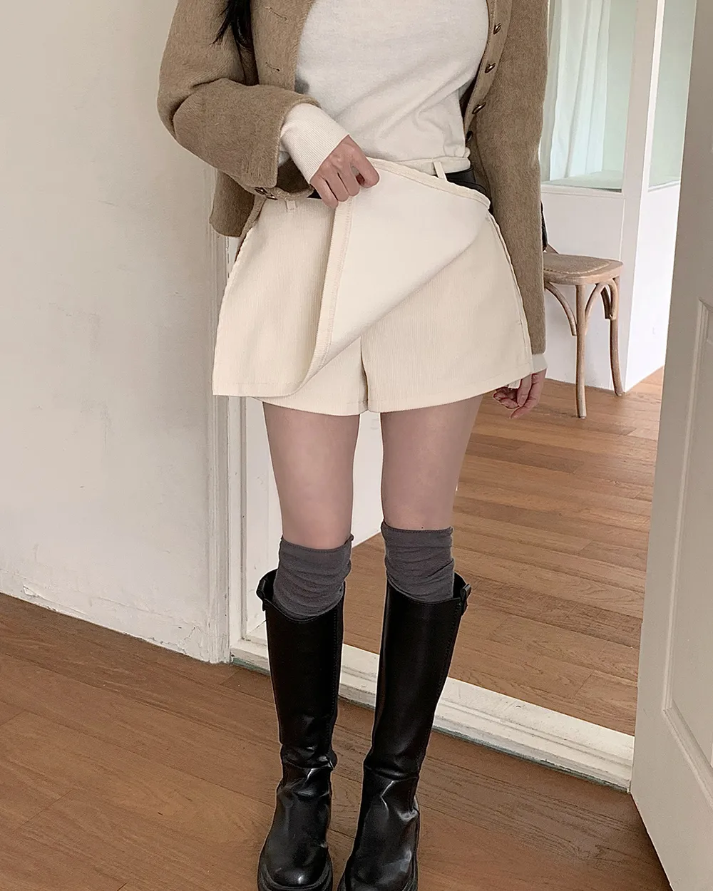 반바지 모델 착용 이미지-S3L9