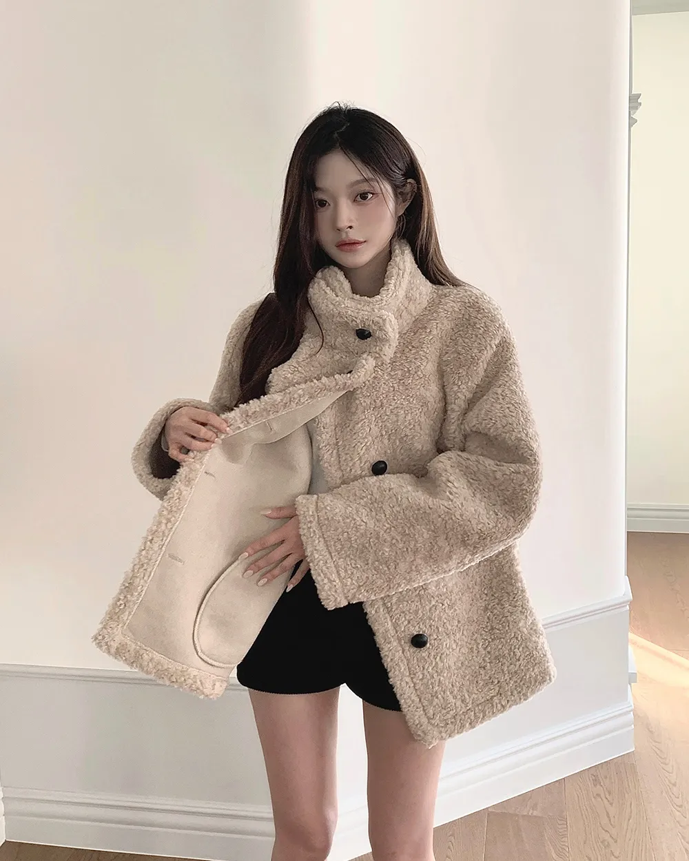 반바지 모델 착용 이미지-S2L18