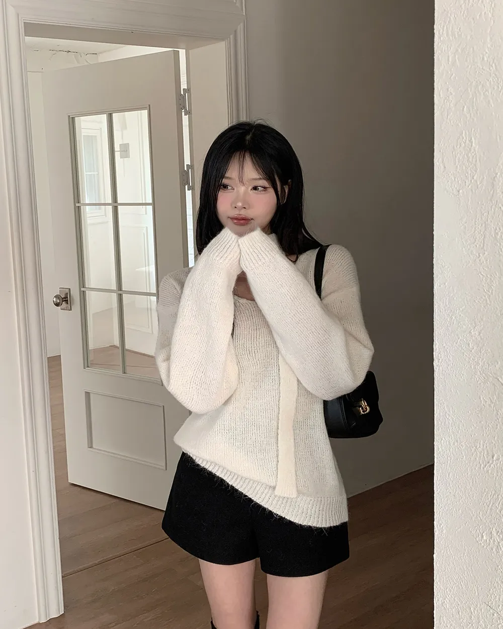 반바지 모델 착용 이미지-S3L9