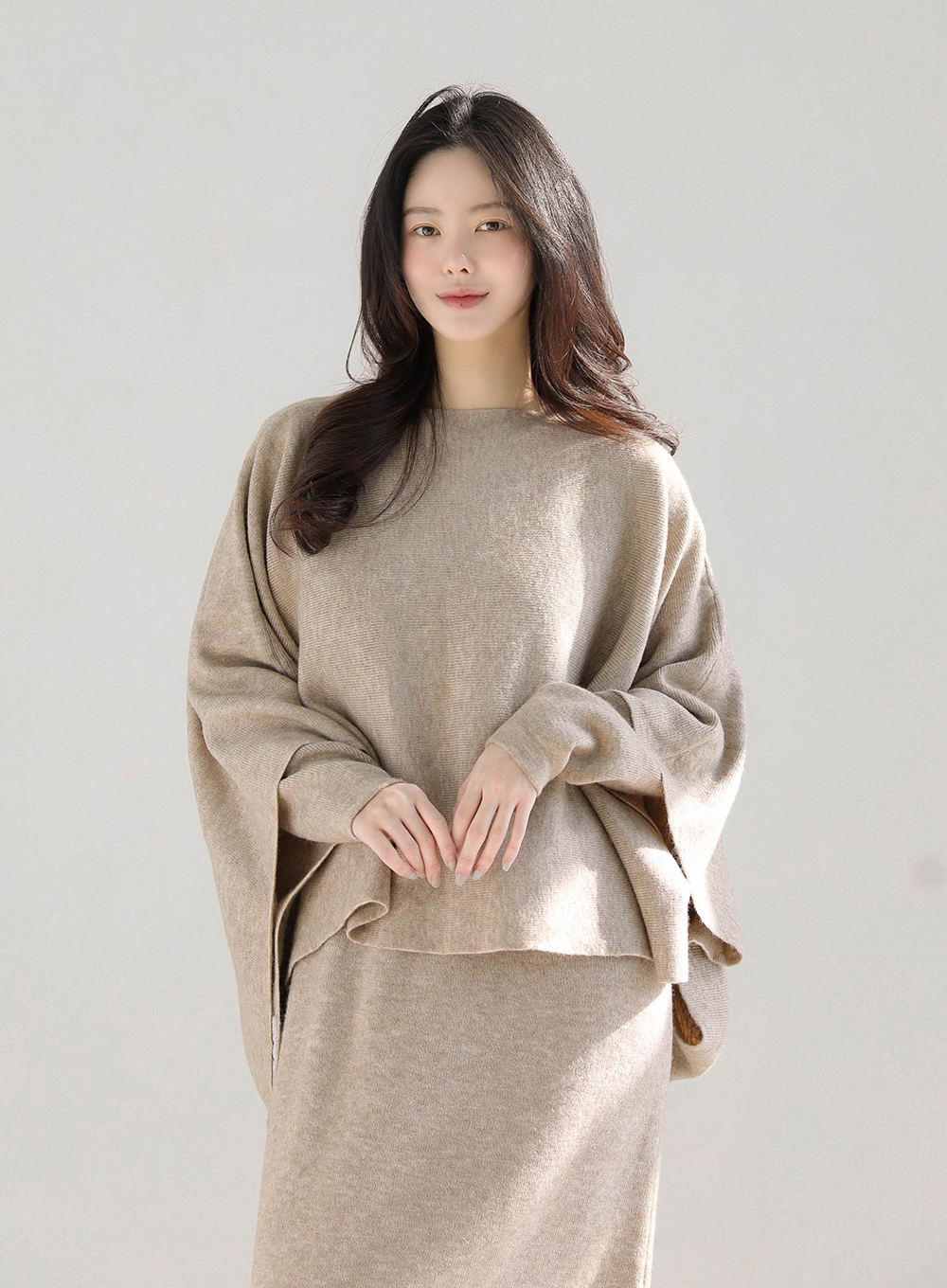 ほぼ未使用　TISSU｜圧縮 ウール ニット ポンチョ コート　ワイド　ベージュ ソフトボタンドレープニットポンチョ | レディースファッション通販