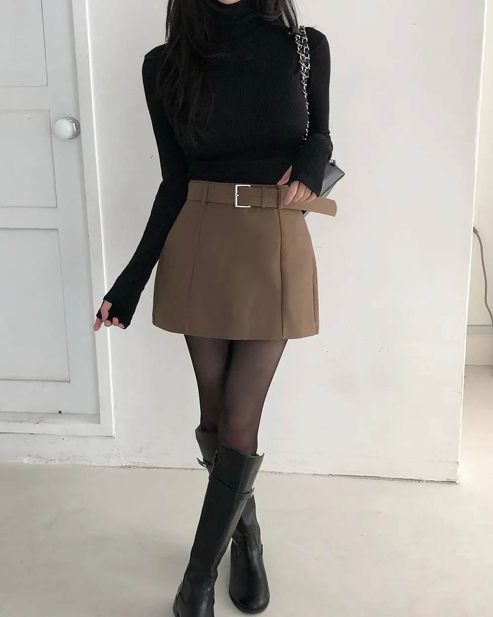 미니 스커트 모델 착용 이미지-S4L5