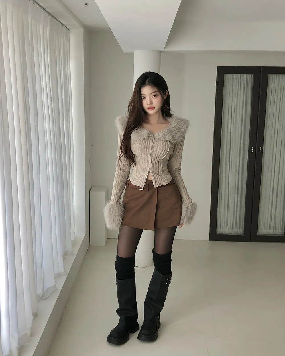 미니 스커트 모델 착용 이미지-S2L9