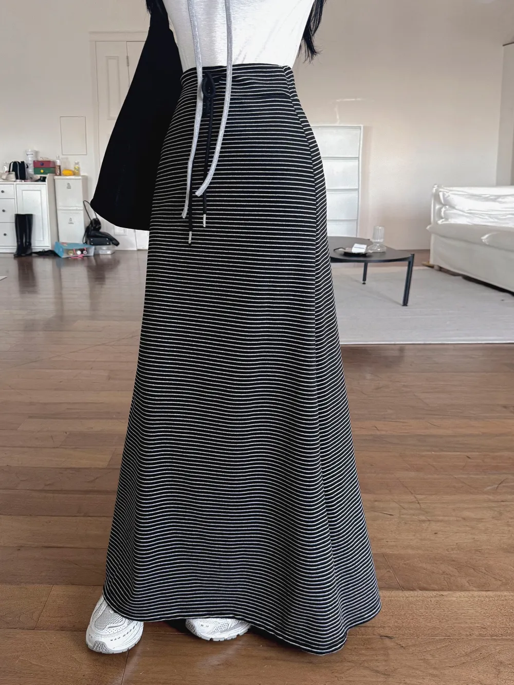 롱 스커트 모델 착용 이미지-S1L38