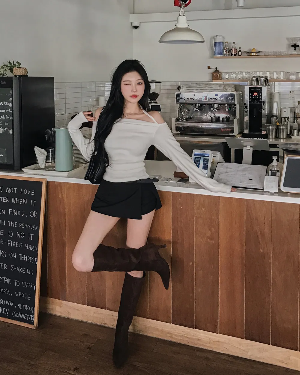 패딩 모델 착용 이미지-S1L82