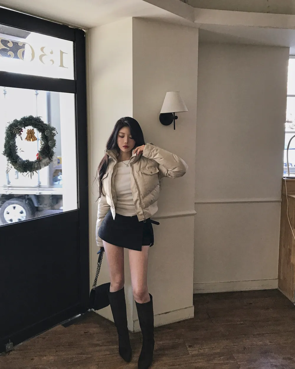 패딩 모델 착용 이미지-S1L47