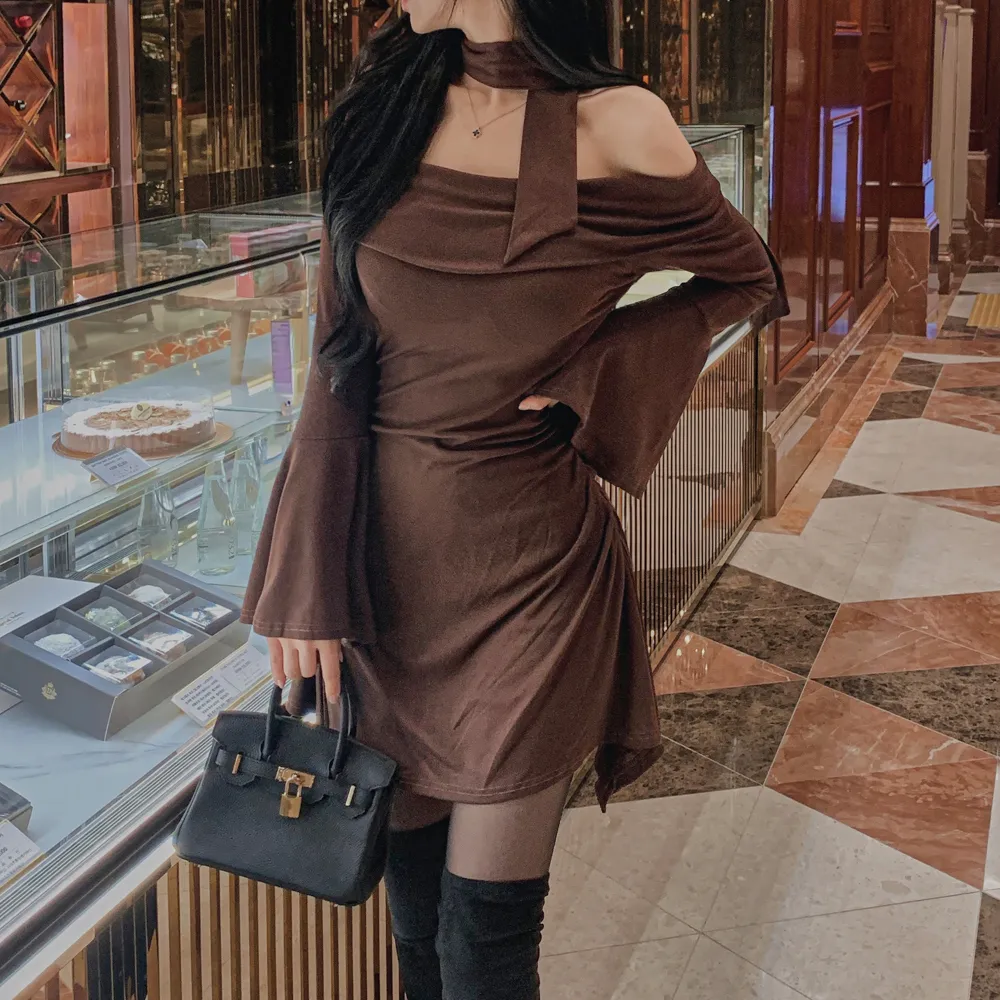 드레스 모델 착용 이미지-S2L11