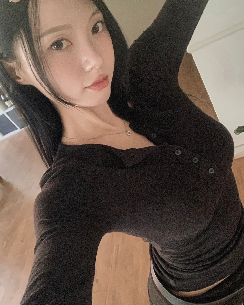 긴팔 티셔츠 모델 착용 이미지-S1L43