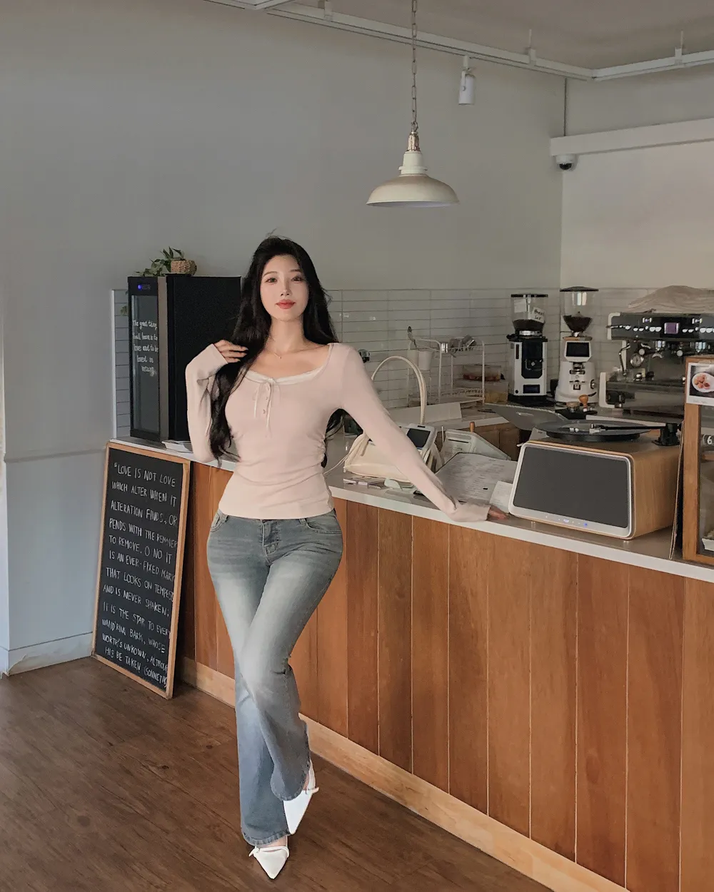 긴팔 티셔츠 모델 착용 이미지-S1L71