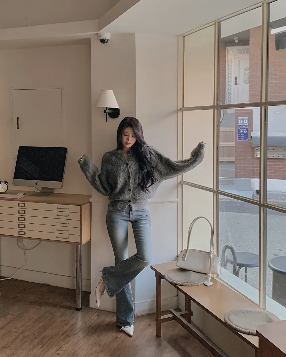 긴팔 티셔츠 모델 착용 이미지-S1L87