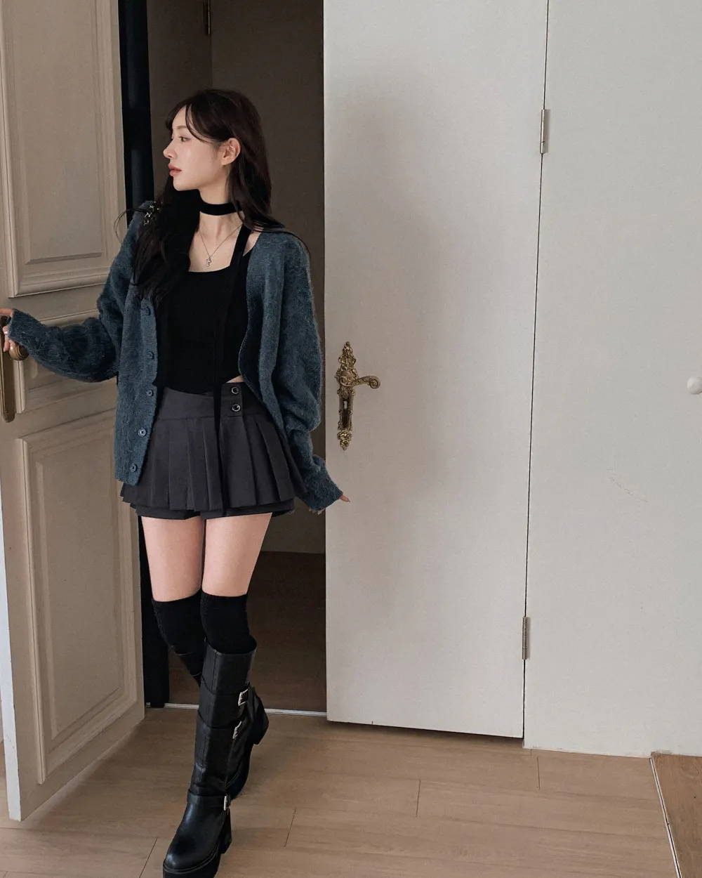 반바지 모델 착용 이미지-S2L18