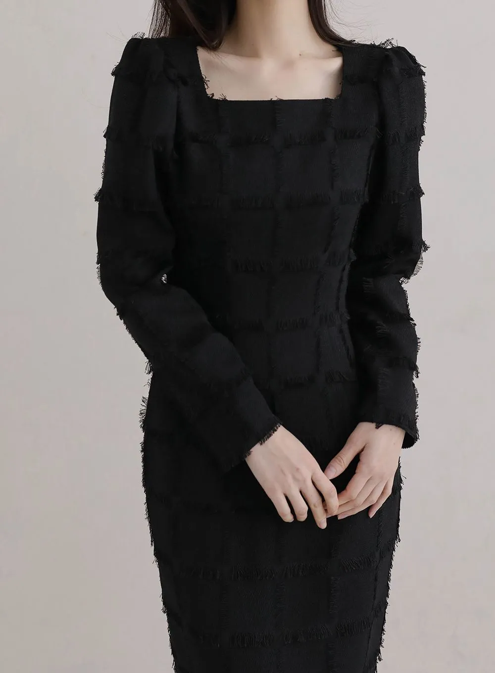 세련된 인상을 주는 스퀘어넥 라인