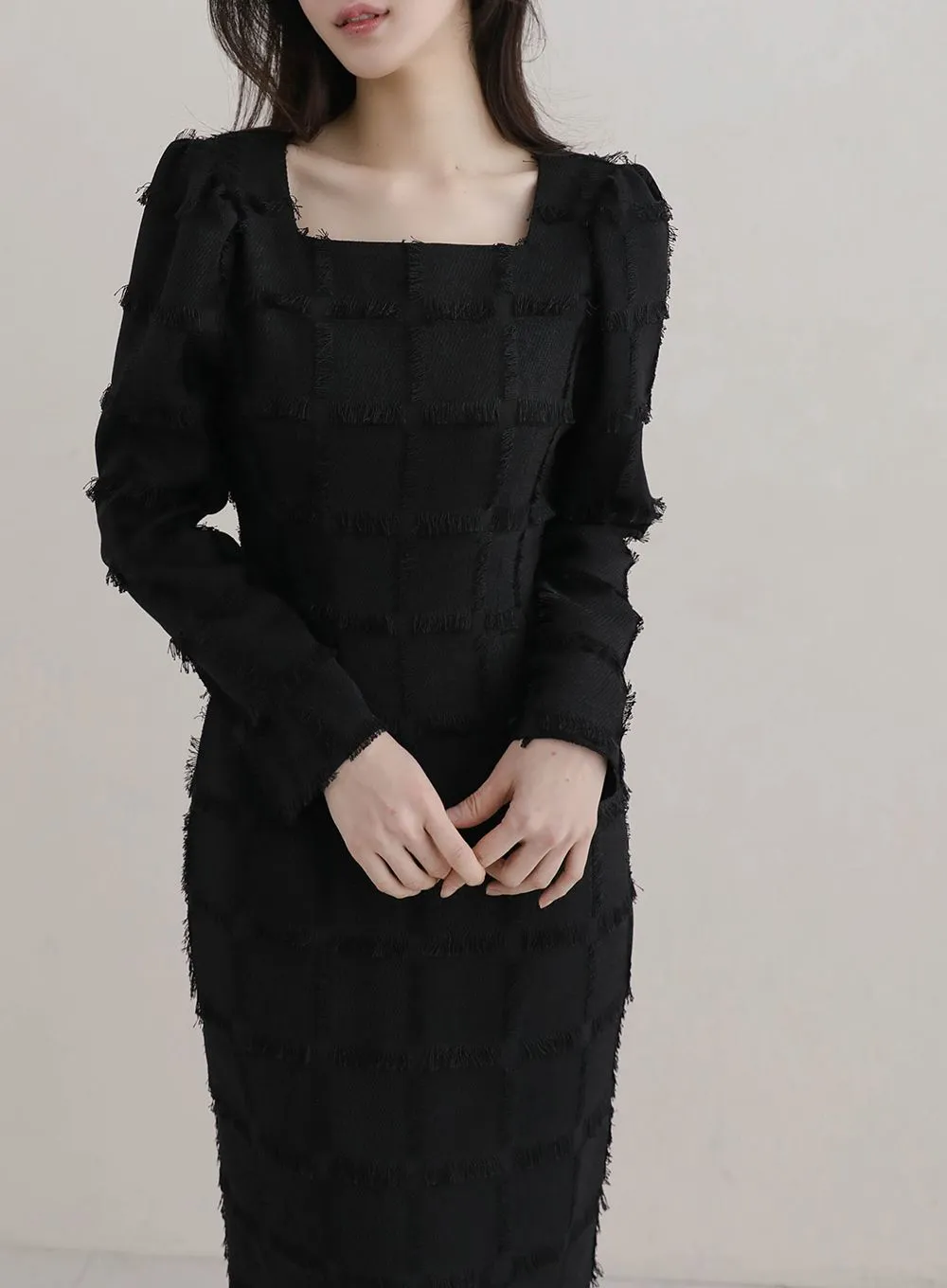 블랙 원단의 섬세한 수술 장식