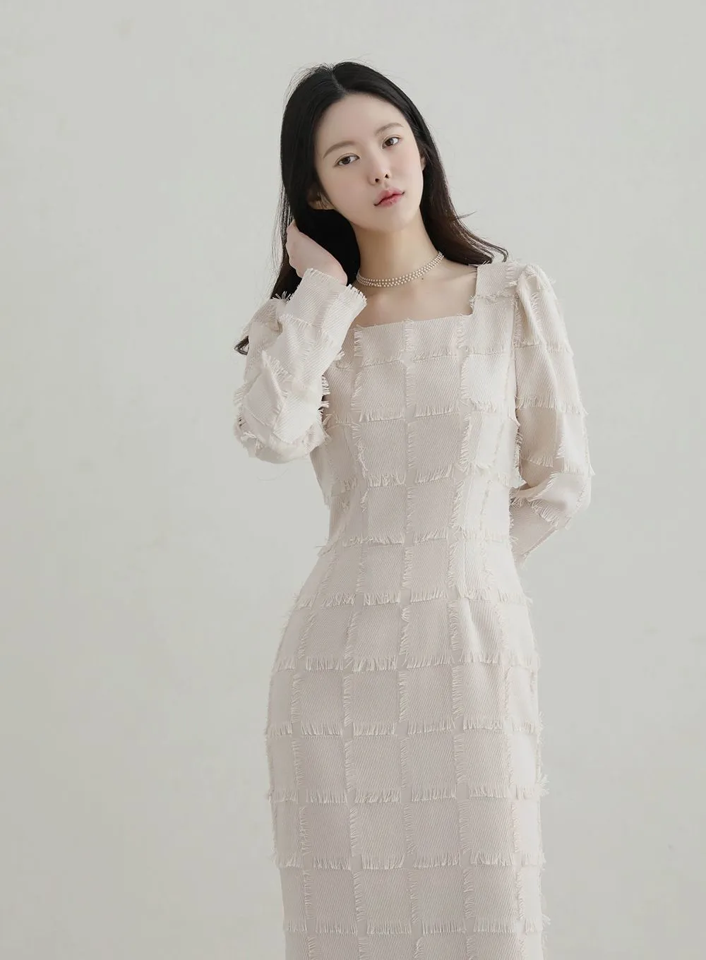 바람에 흩날리는 머리카락과 함께한 로맨틱한 무드