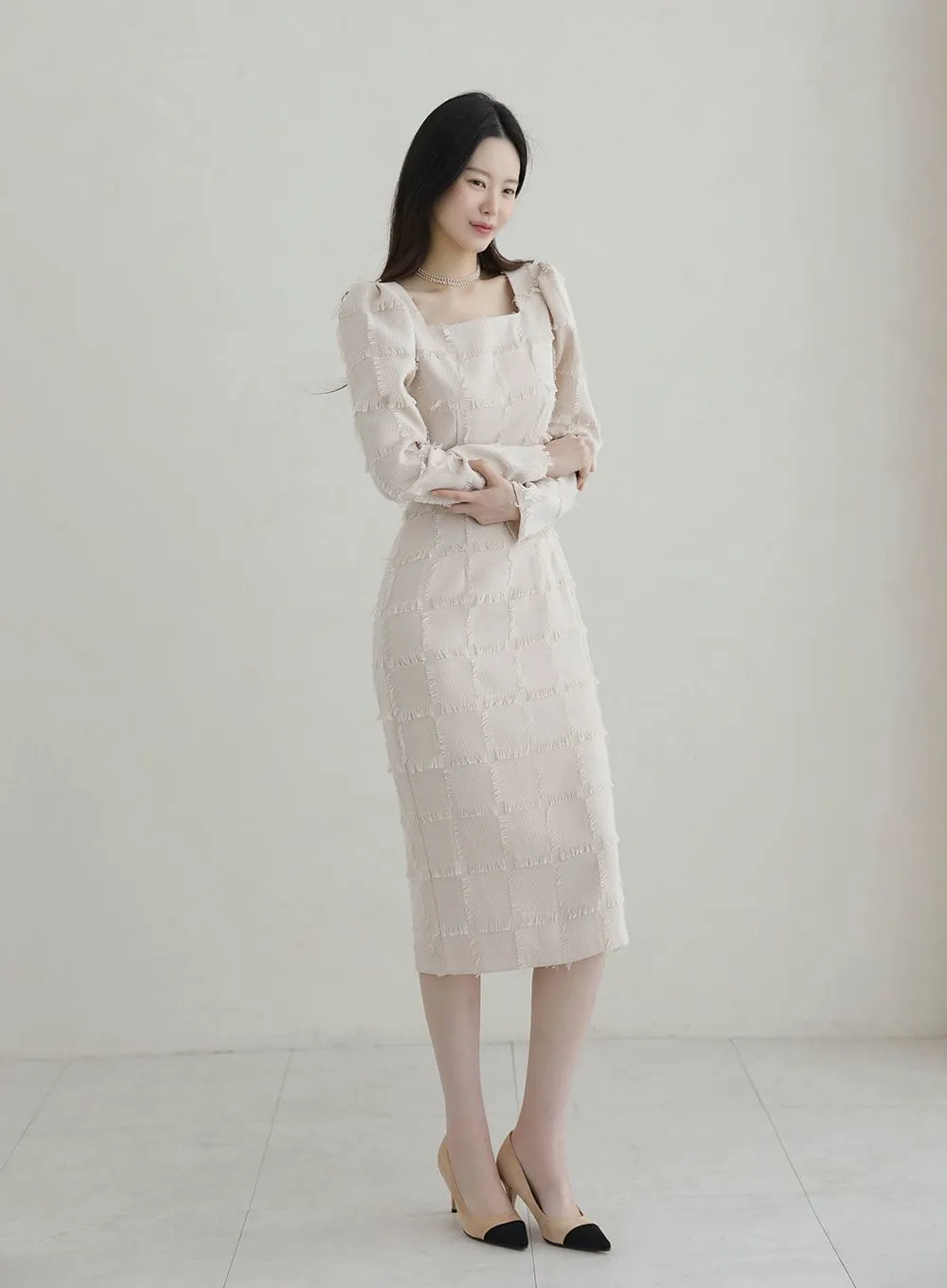 진주 목걸이를 매치한 클래식한 오피스룩