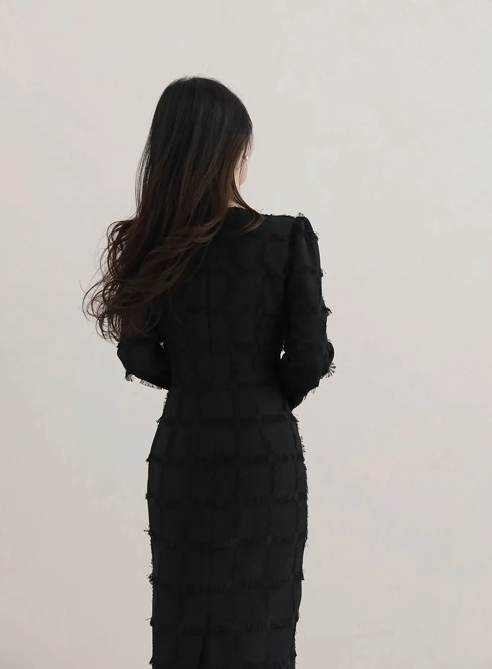 머리를 묶어 목선을 강조한 단아한 뒷모습