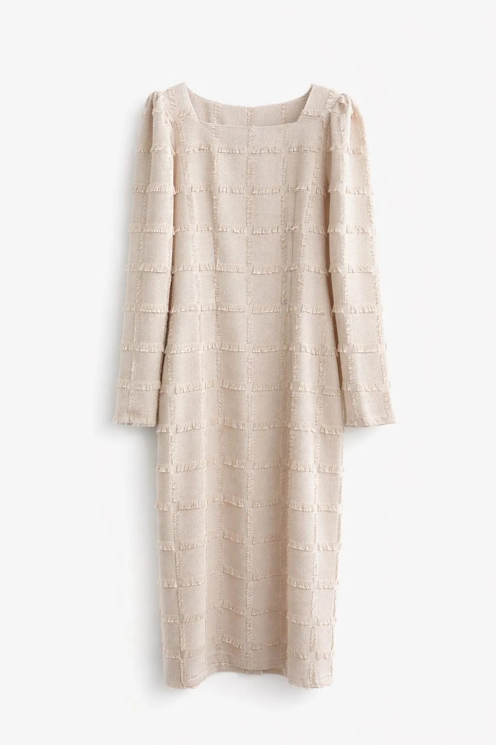 옷걸이에 걸린 베이지 원피스