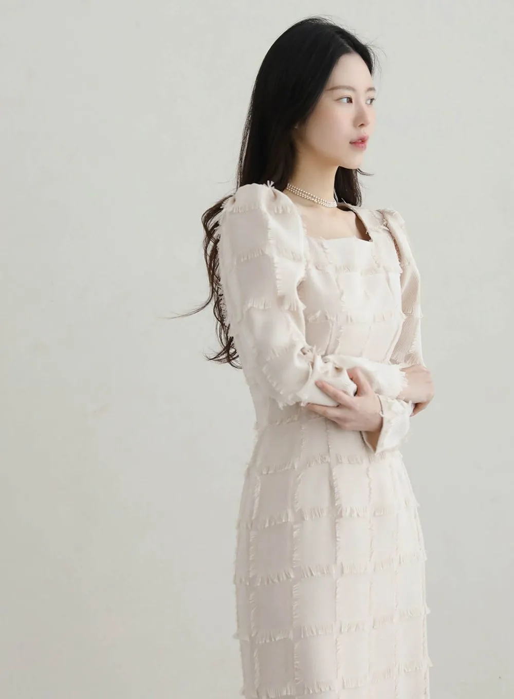 부드러운 조명 아래서 돋보이는 원피스의 텍스처