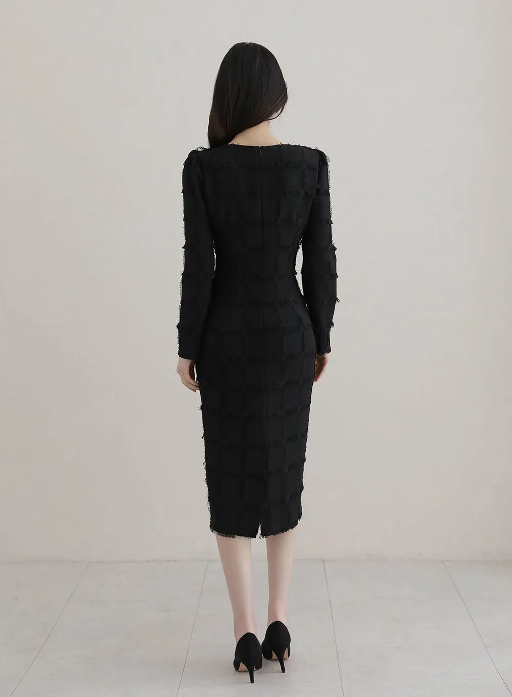 슬림하고 정돈된 원피스의 뒷모습 라인