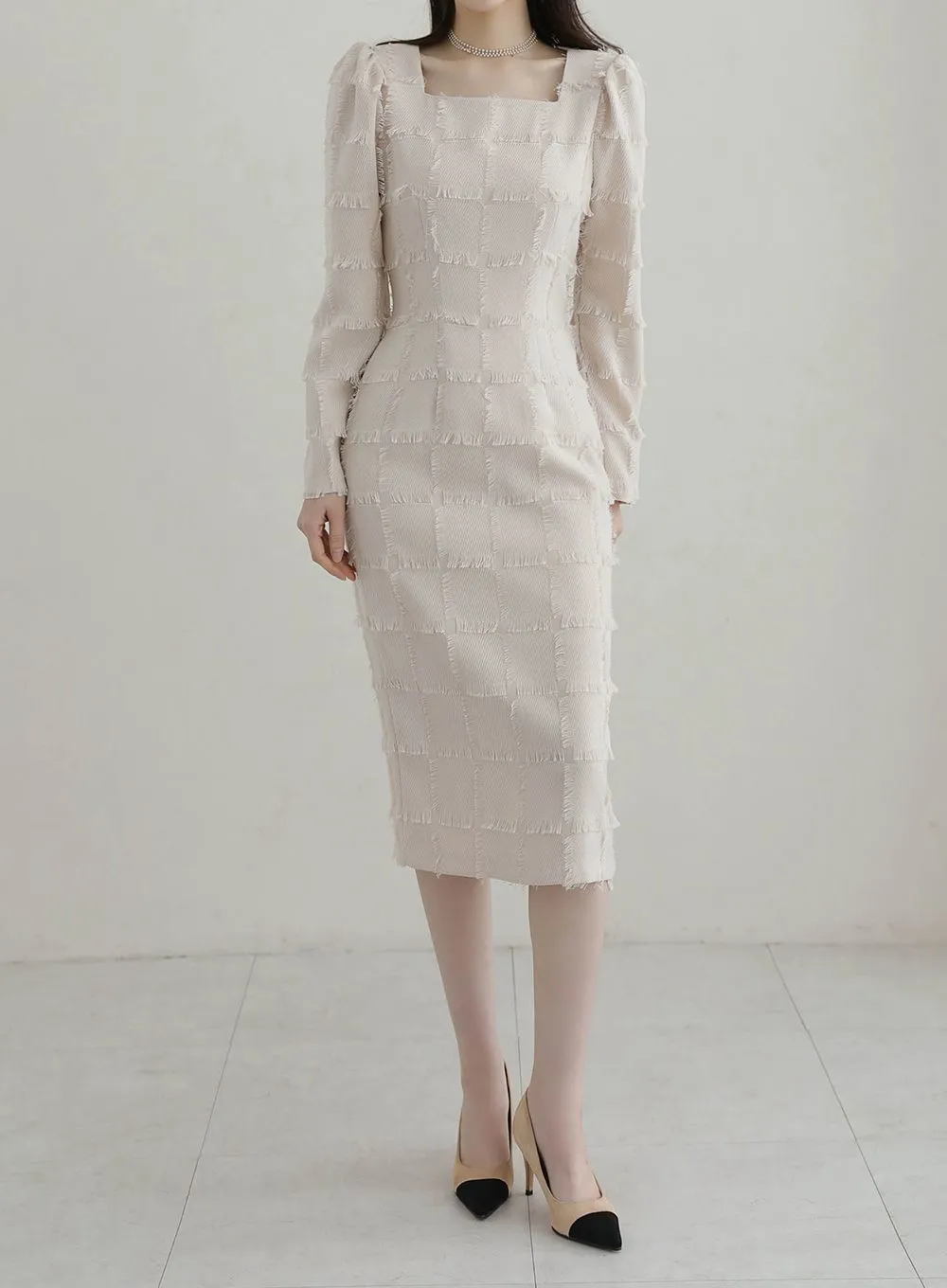 결혼식 하객룩으로 연출한 베이지 원피스