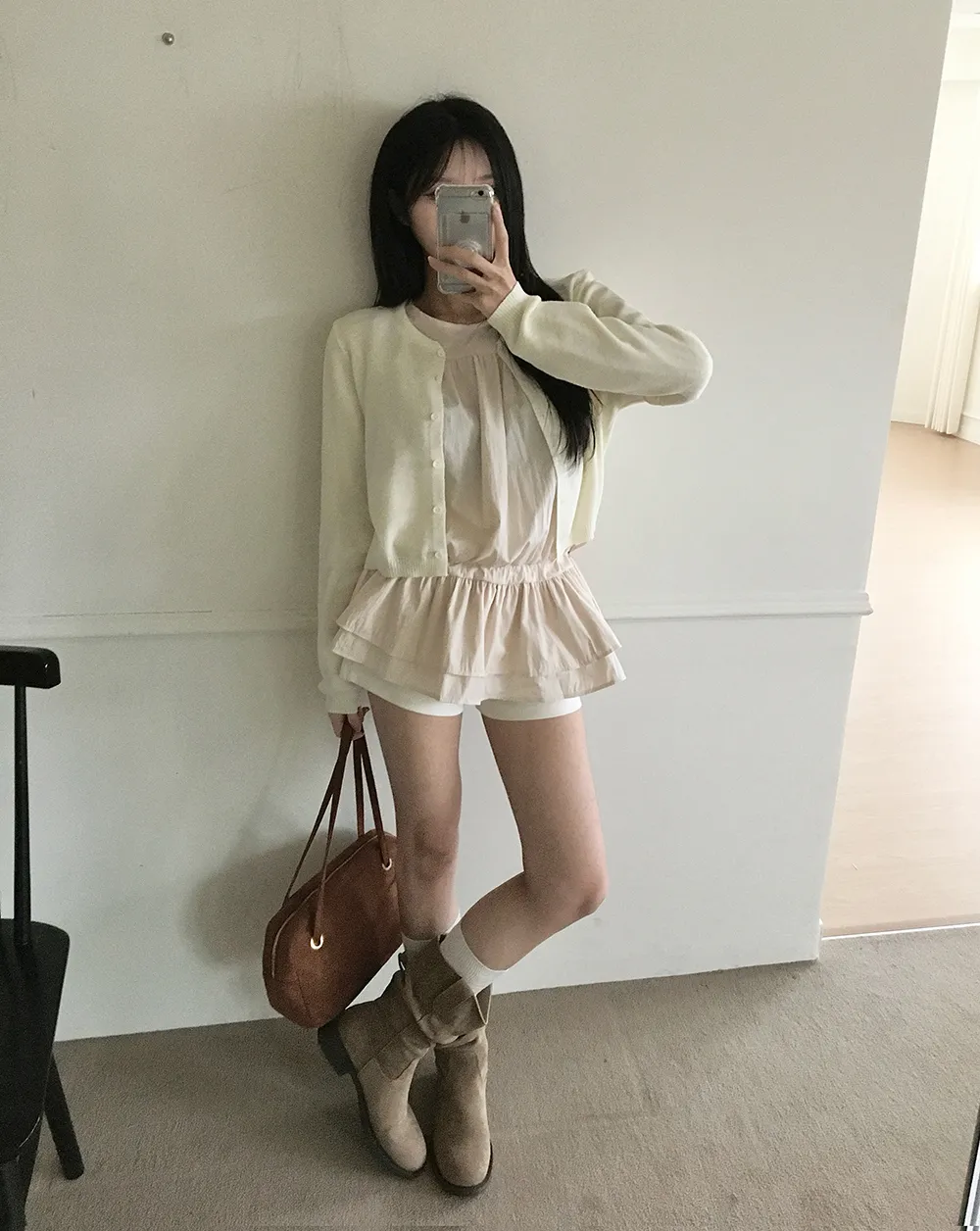 긴팔 티셔츠 모델 착용 이미지-S4L6